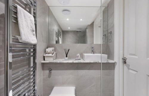 Clapham South Surprise - Photo 11