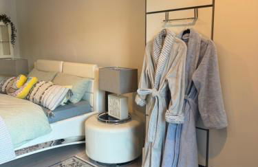 One bedroom with modern kitchen, balcony with water view - Foto 21