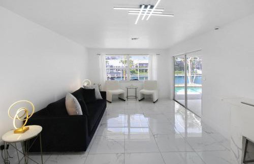 Chic & modern canal-front retreat with private pool - Azure Tides - Photo 49