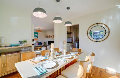 Seaside Home with Hot Tub and Patio Close to Beaches! - Foto 2