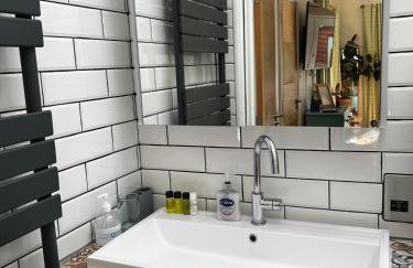 The Cherry Hill Studio - Kitchenette, bathroom, parking and lovely garden - Photo 16