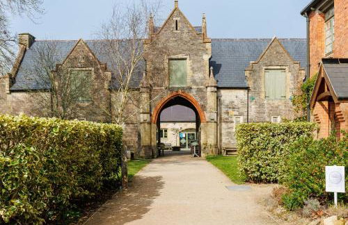 The Old Abbey Farmhouse - Stay at Quarr Abbey Monastery - Pet-Friendly Farmhouse with History & Countryside Views, surrounded by woodland & nature - Photo 47