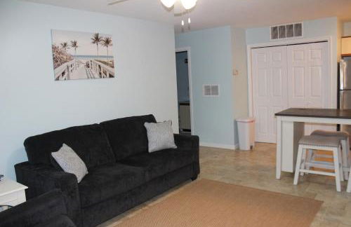 Cozy Home Walking Distance from Beach with Private Patio - Foto 13