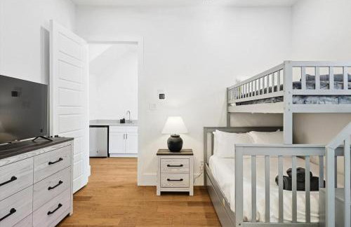 3-BD Luxury Living w Rooftop Garden Views - Photo 23