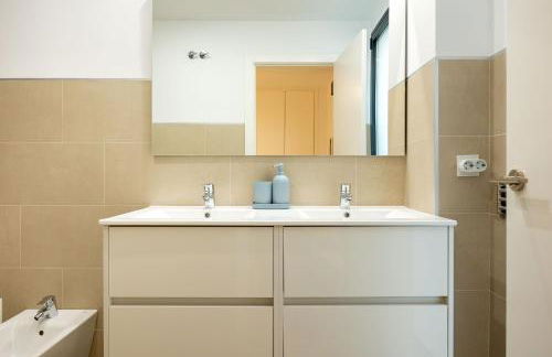 Charming 2 Bedroom Apartment with FREE PARKING close to Torre del Oro by Ocityzen - Foto 27