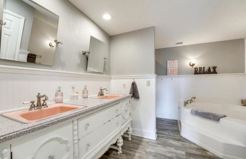 Cozy Table Rock Lake Boathouse with Pool Access - Foto 17