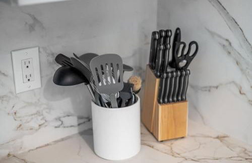 Tranquil Light-Filled Retreat 3BR Ranch - Photo 25