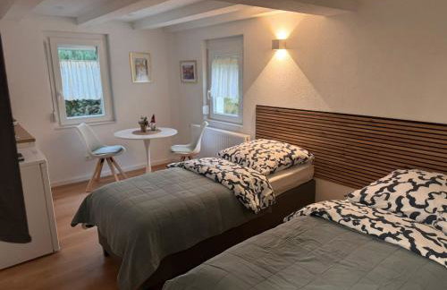 Traumhaft modernes Zimmer mit Doppelbett,,,,Gemeinschaftsbad und WC in 78554 Aldingen - Foto 1