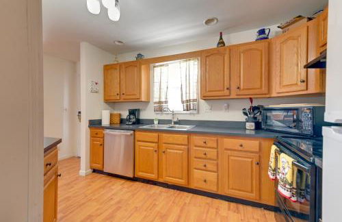 Waterfront Lake George Retreat with Shared Dock - Foto 7