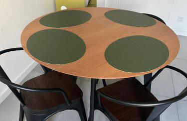 Vaste appartement avec parking gratuit, borne dispo et espace de travail - Foto 4