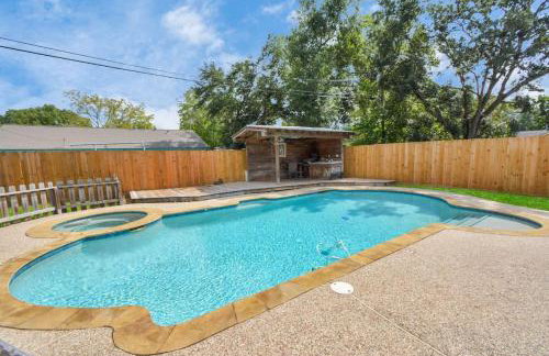 Backyard Oasis-Pool & Grill-Heart of Friendswood - Foto 38
