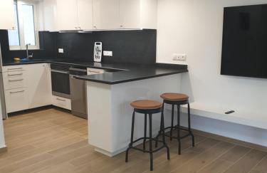 Newly Renovated Varkiza Beachside One Bedroom with Large Terrace - Foto 8