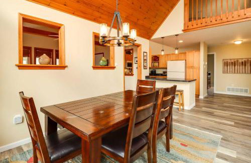 Lakefront Poconos Family Home with Pool Access - Foto 7