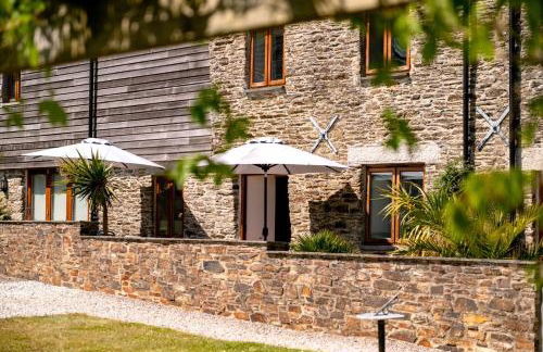Corn Barn at East Trenean Farm -Luxury Cornish Barn Conversion sleeping 8 with hot tub, private garden, rural views and EV facilities - Foto 41
