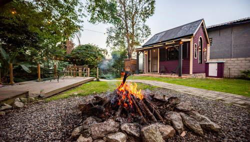 Tiny House com Banheira Privativa, Deck no Jardim com Rede Suspensa sobre o Riacho e Lareira Externa em Meio à Natureza - Foto 2, Garden, Garden view