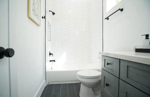 Pet Friendly Stylish 4 Bedroom home Close to All - Foto 7