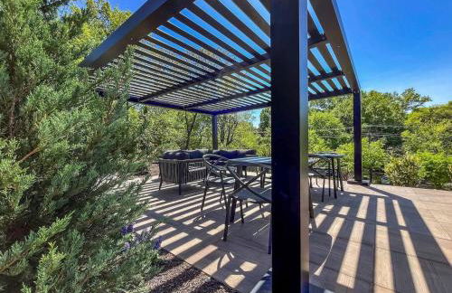 The Sutton - Elevated Minimalist Escape with Free Parking and Metro - Foto 26