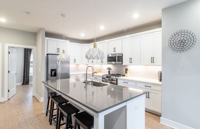 Monty by Avantstay 4bdr 4BA Balcony w Outdoor Seating 5mins to DT - Photo 10