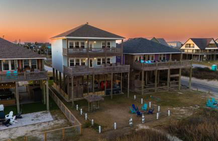 Noisywaves - Beachfront Paradise with Hot Tub, Yard, and Game Room - Foto 4