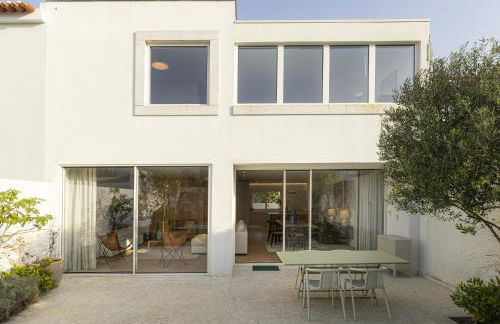 Contemporary Restelo Pool Haven - Photo 35