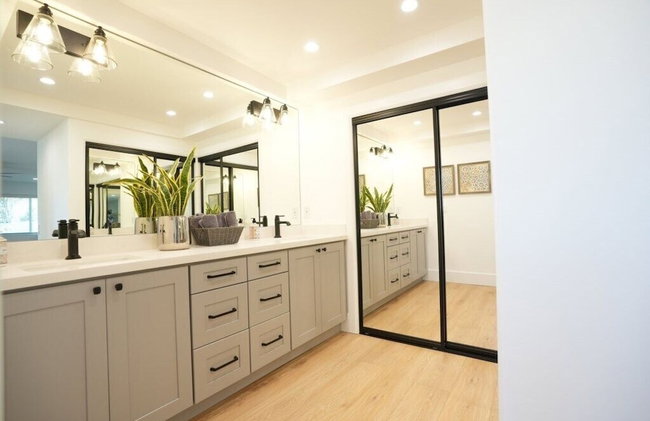 Coming Mid-April 2023! Beautifully upgraded two-story home with backyard oasis - Foto 31