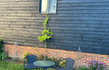 Charming King Bed Ensuite Studio in Peaceful West Challow - Photo 2