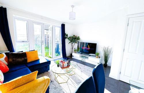 City Centre 3 Bedroom House Sleep upto 9 Guests with Garden and Parking - Foto 12