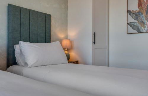 Luxury City Escape - Brand New Stylish 2 Bedroom Apartment with Parking - Foto 31