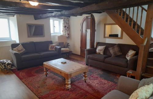 Parlour Family-Friendly Devon Cottage, Sleeps 8 with Indoor Pool, Tennis Court and Direct Access to the Tarka Trail for cycling - Photo 1