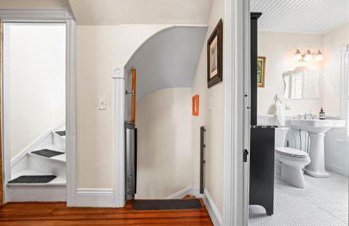 Historic Home and Cottage with Seaport View - Foto 33