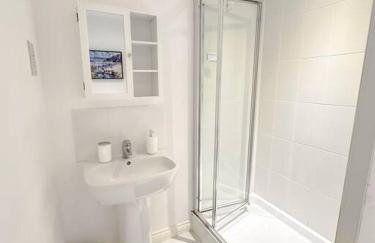 Luxury 3 Bedroom House With FREE Parking - Foto 17