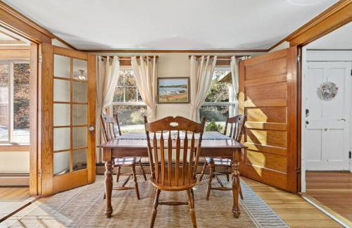 Coastal Red Farmhouse w/Firepit - Holiday Home - Foto 29