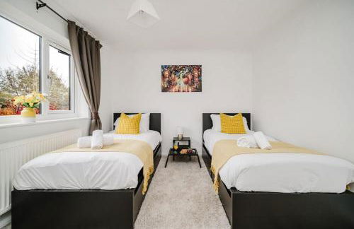 Fowler House 2 Bedroom ,Free WIFI, Parking, Crawley, Close to Gatwick Airport, Contractor friendly, business travellers - Foto 3