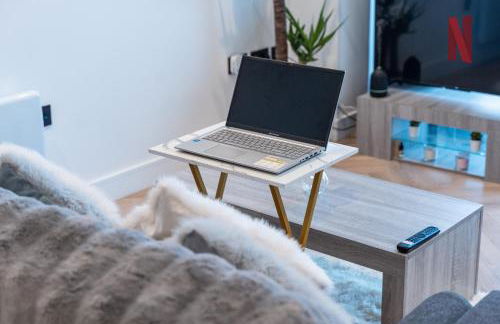 Luxury 2 Bed Apartment, with a balcony city & canal view in Manchester City Centre! - Foto 12