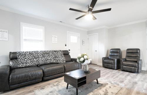 Winston Sleeps 16 - 2 Kitchens - Photo 1