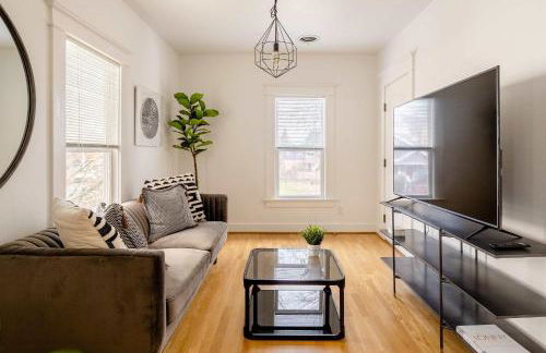 Hipster Vibe Apartment - Food Carts & Live Music - Photo 1