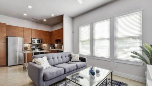 Vibrant Downtown Studio Wifi Pool Gym - Photo 3