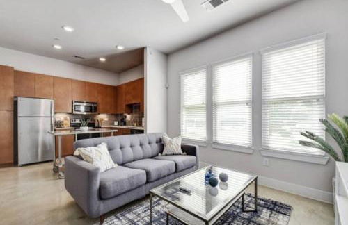 Vibrant Downtown Studio Wifi Pool Gym - Photo 3