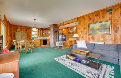 Porch and Views Queensbury Three Family Lakehouse - Foto 3