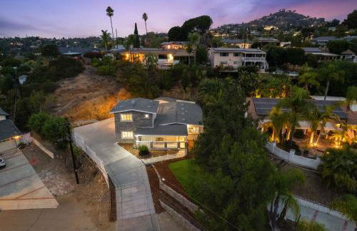 Entire Private Home with 4 Bedrooms 2 Bathrooms, 6 Beds, Hot Tub, King Bed, 6 Parking, Big Yard, Available Now - Foto 31