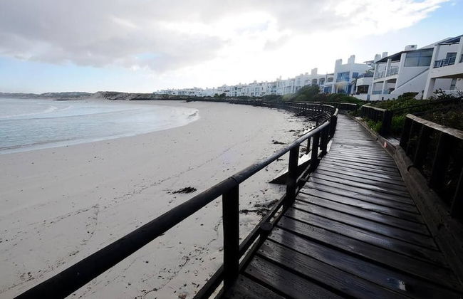 Charis to Theo - Relax in Style at This 3-bedroomed Langebaan Holiday House - Foto 25