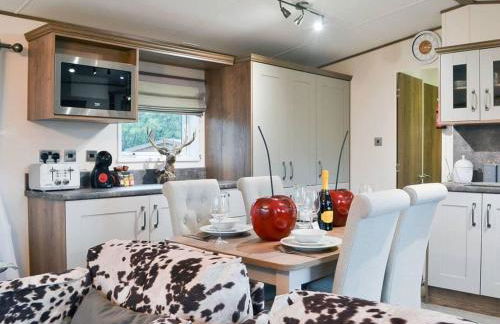 2 Bed Lodge - Sleeps 6 - Dogs - Hot Tub - Parking - Foto 4