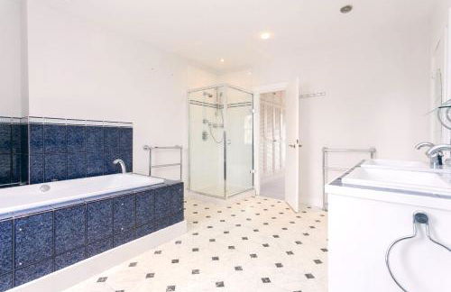 Spacious 2 BDR plus Large Living Dining Room with Workspace Executive Apartments at Prime Locations in Kensington and Chelsea - Foto 11