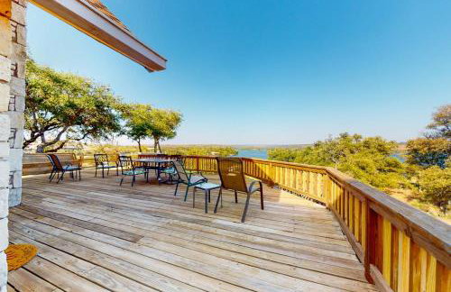 Lovely 2-Story Home with Upper & Lower Decks, Gorgeous Lake & Hill Country Views - Foto 4