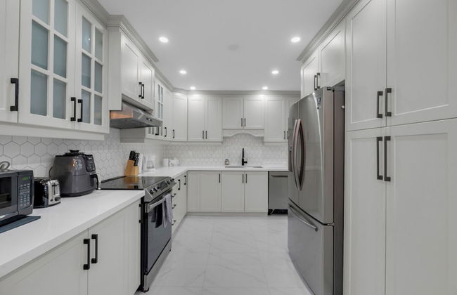 Beautiful House - On A Quiet Street - Photo 25