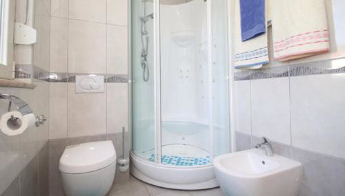 Apartmani Olga - Photo 5, towels, Shower