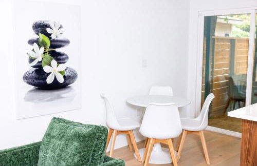 Luxe Retreat, Modern Gem with Private Backyard Oasis - Foto 14