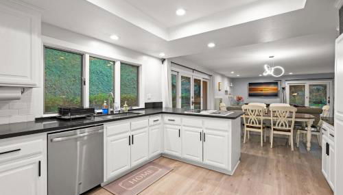 Serene Hilltop Oasis Above the City w Private Pool - Foto 5