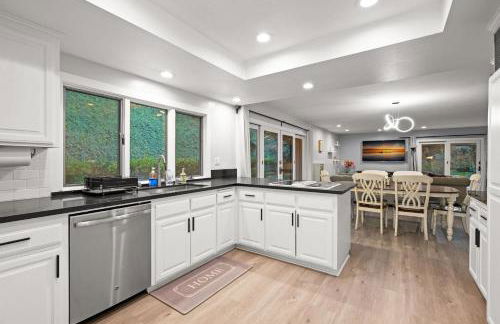 Serene Hilltop Oasis Above the City w Private Pool - Foto 5