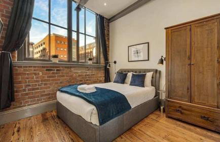 Central Warehouse Apt - Sleeps 8, Pet Friendly - Photo 3